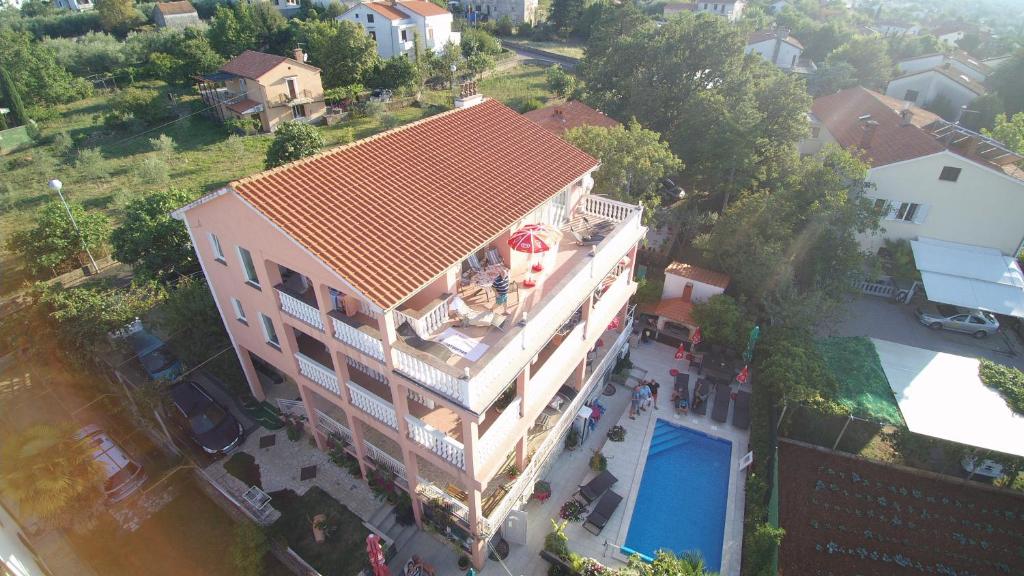 - une vue sur un bâtiment avec piscine dans l'établissement Villa Dijana, à Malinska