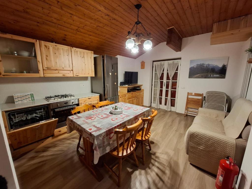 a kitchen and dining room with a table and chairs at Apartment Pineta Alben 2 in Serina