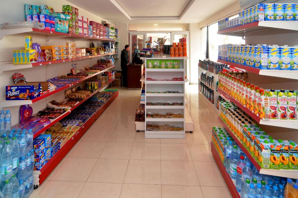 Supermarket nebo jiné obchody v  hotelu nebo okolí