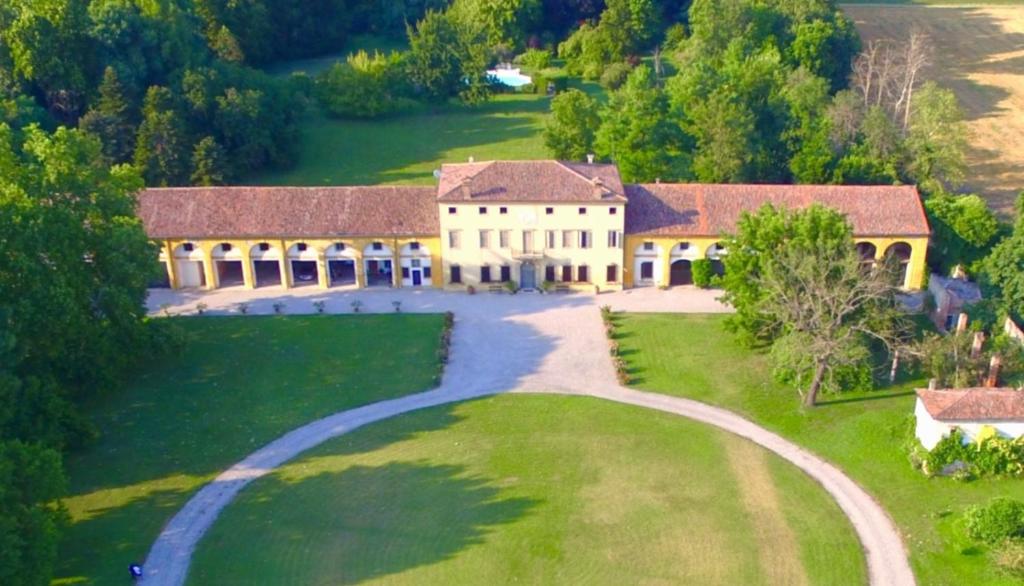 an aerial view of a large house with a driveway at Villa Maffei Rizzardi in Oppeano