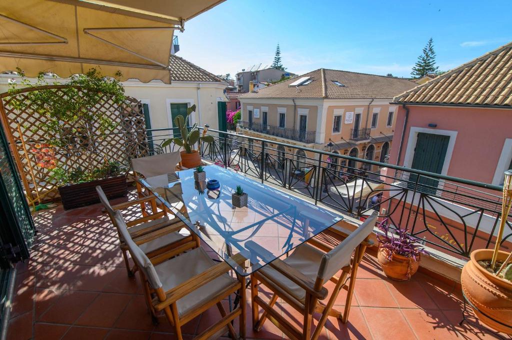 a balcony with a table and chairs on a balcony at Spacious 2 Bd Balcony Apt in Preveza in Preveza