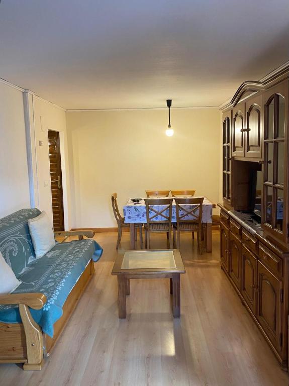 a living room with a table and a couch at Apartamento en Formigal in Formigal