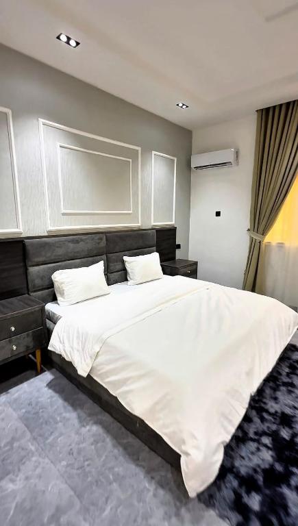 a bedroom with a large white bed in a room at IFY LUXURY APARTMENTs in Maitama