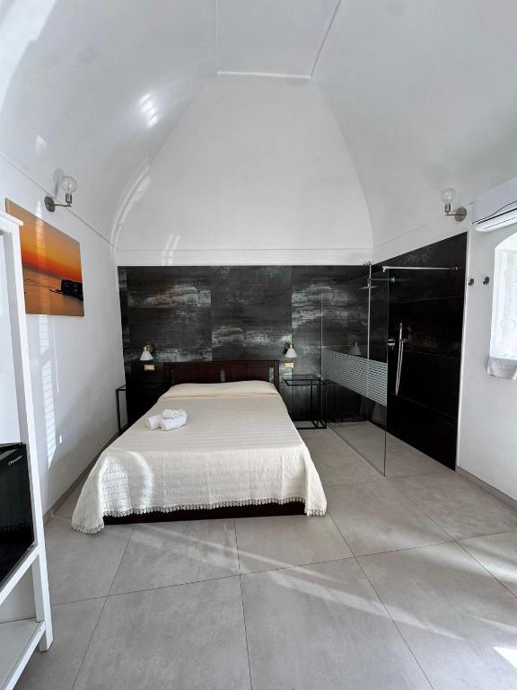 a bedroom with a bed and a tv in it at Stanza dei Desideri in Peschici