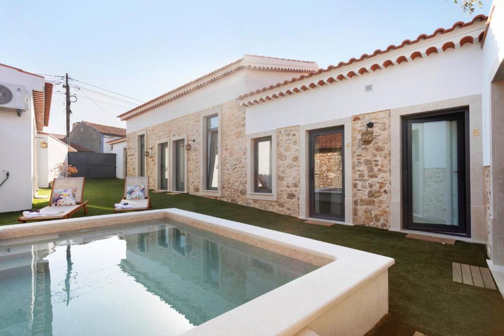 a swimming pool in the backyard of a house at Vila Santa Luzia 2 in Fátima