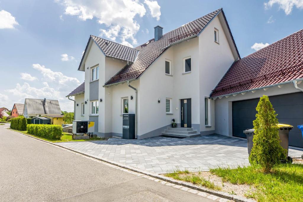 a white house with a garage at Fewo Franken in Goldkronach