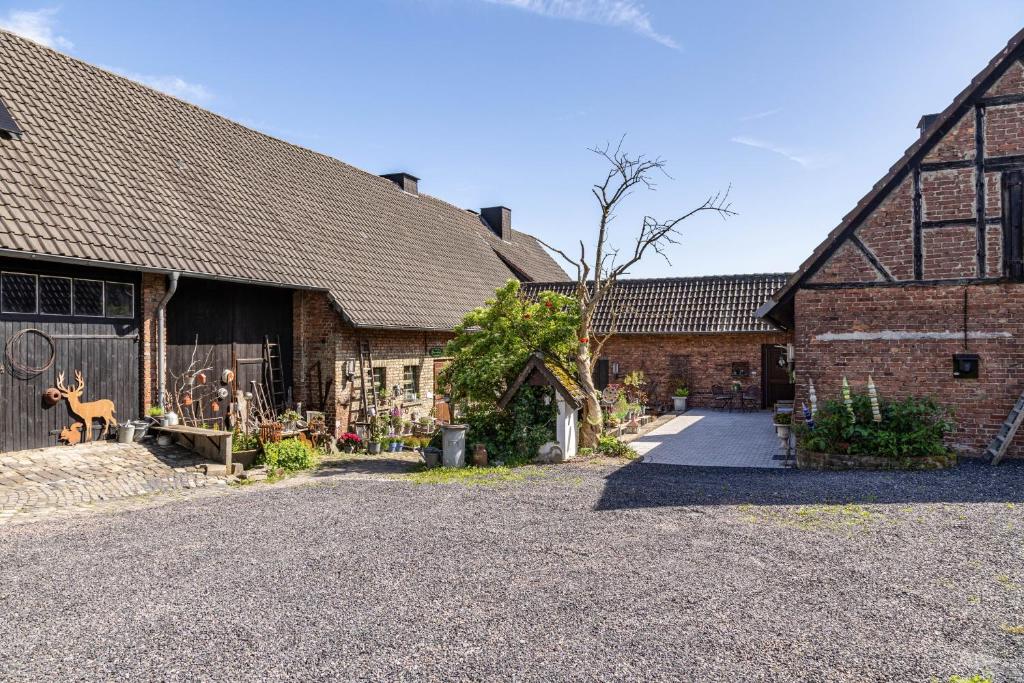 a brick barn with a driveway in front of it at Ferienhaus Lilla Huset in Neheim-Hüsten