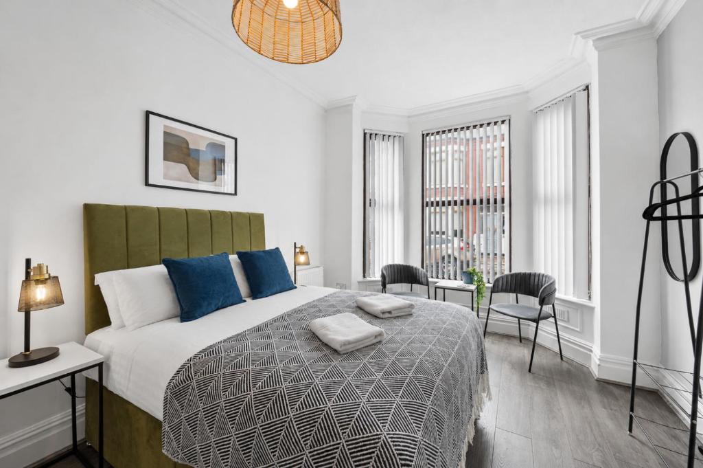 a bedroom with a bed and a table and chairs at Rockland Retreat - Near Crosby Beach & Liverpool in Waterloo