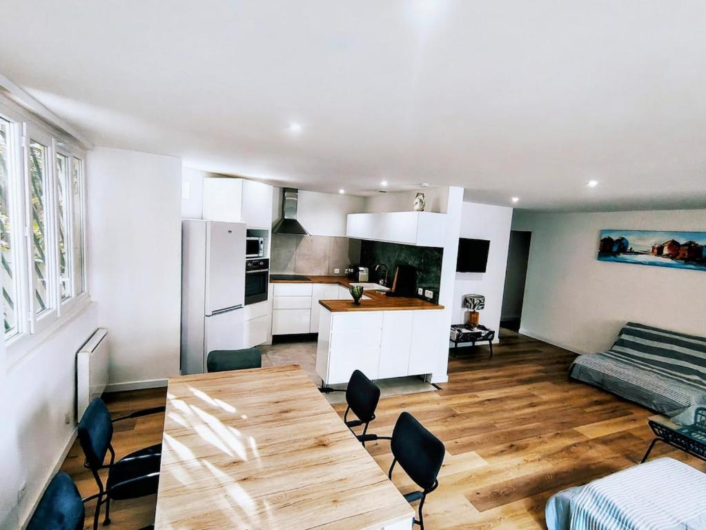 a kitchen and living room with a table and chairs at Maison centre ville et lac Hossegor in Soorts-Hossegor