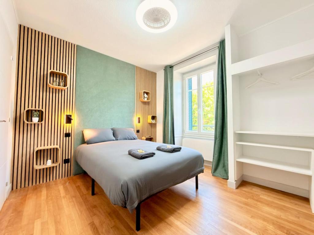 a bedroom with a bed in a room with a window at Appartement 2 prsn Proche Gare Viotte in Besançon