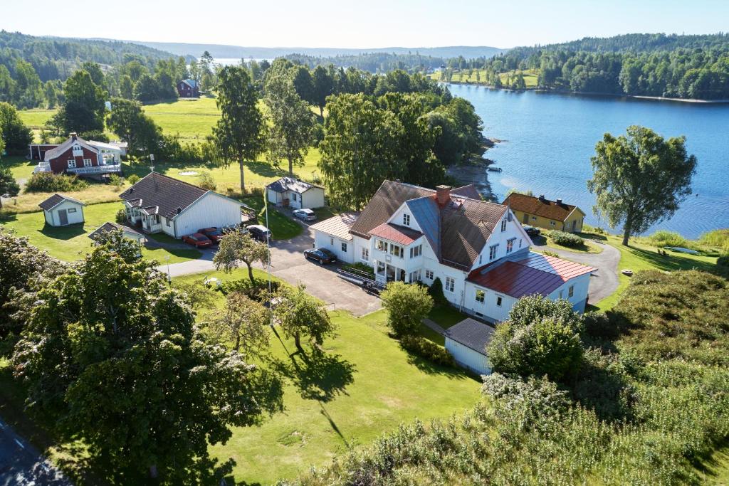 eine Luftaufnahme eines Hauses auf einem Hügel neben dem Wasser in der Unterkunft Vita huset at Stora Le in Ed