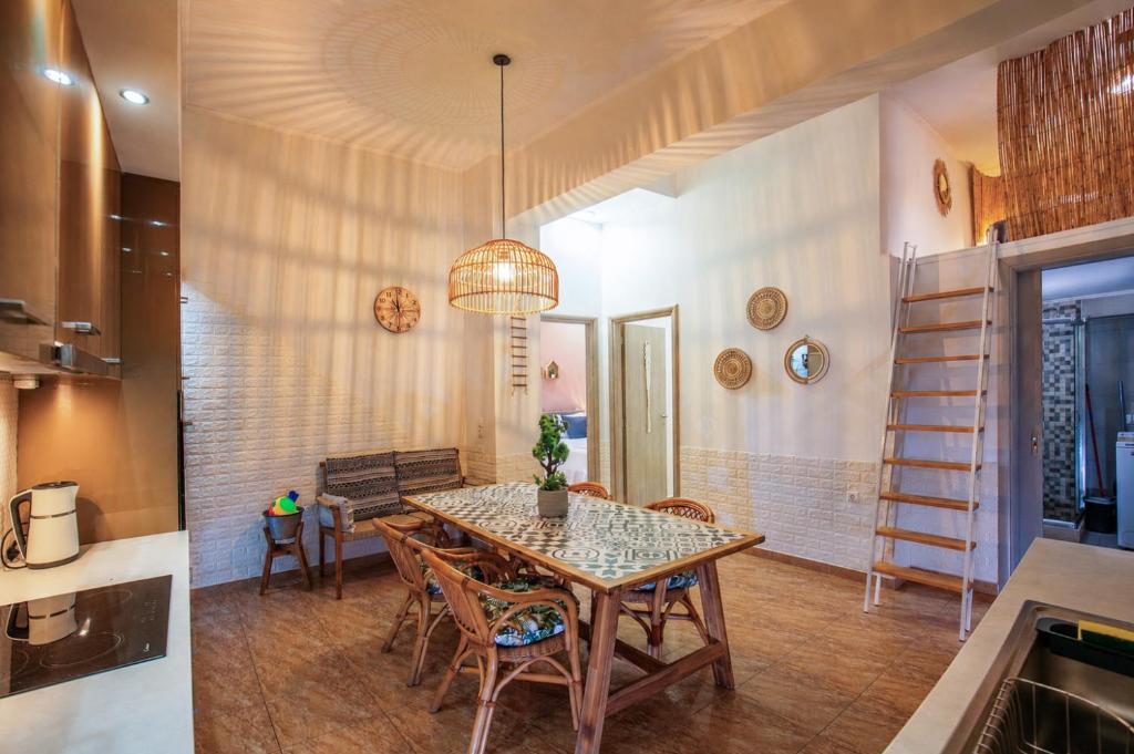 a kitchen and dining room with a table and chairs at Mpoulakis Apt 46 in Kissamos