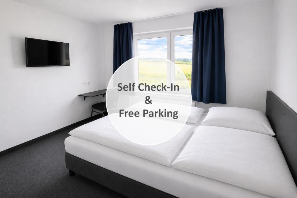 Ein Schlafzimmer mit Bett, Selbst-Check-in und kostenlosen Parkplätzen in der Unterkunft Zzzimple in Pillig