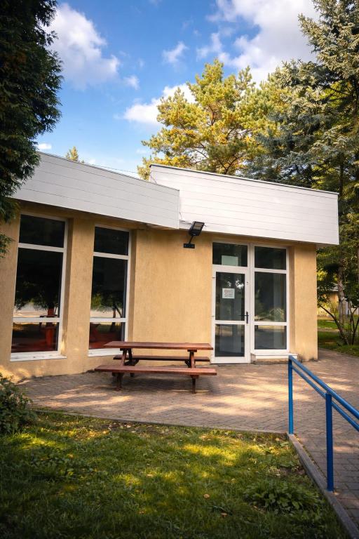 a picnic bench in front of a building at Pokoje przy Żaglach in Rybnik