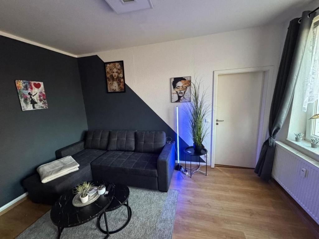 ein Wohnzimmer mit Sofa und Tisch in der Unterkunft Stadtoase 3 in Wittenberge