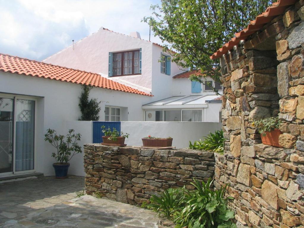 a stone retaining wall in front of a house at Suroit in L'Ile d'Yeu