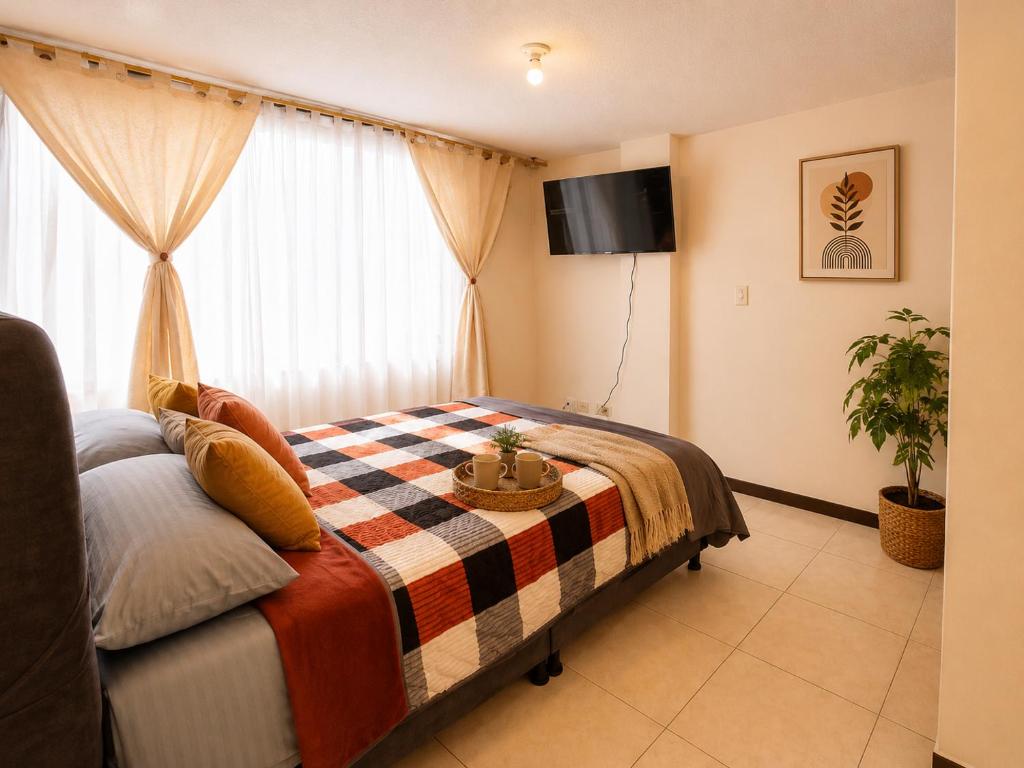 a bedroom with a bed and a window at Apartamento 2 hab en el Centro de la Ciudad wifi in Duitama