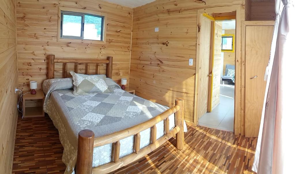 Un pat sau paturi într-o cameră la Cabañas del Faro