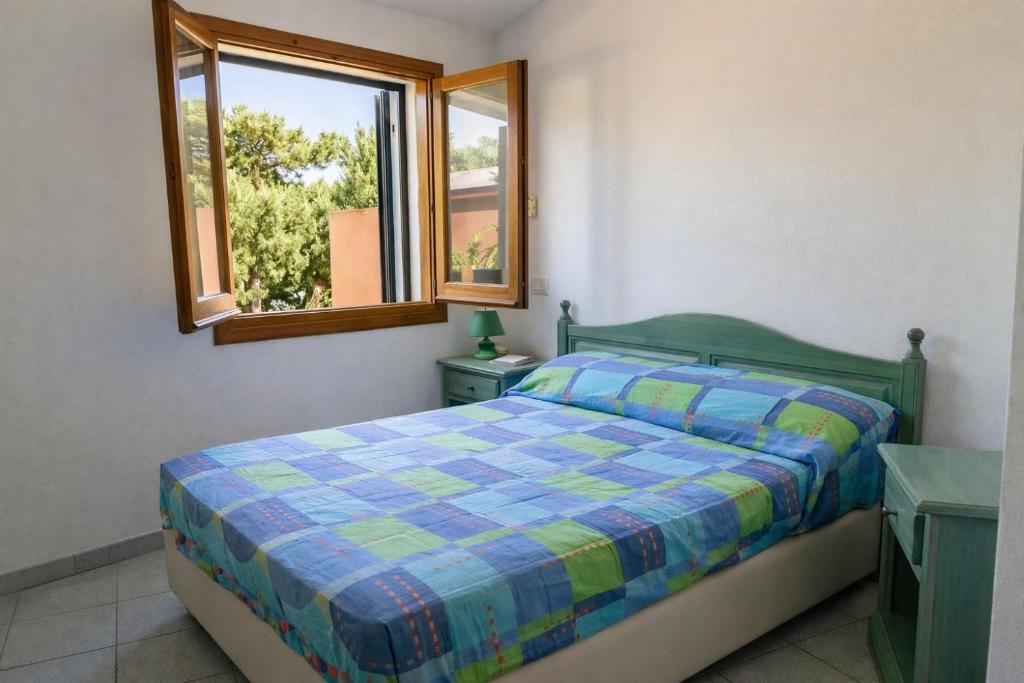a bedroom with a bed and a window at Hotiday Apartments Orosei in Cala Liberotto