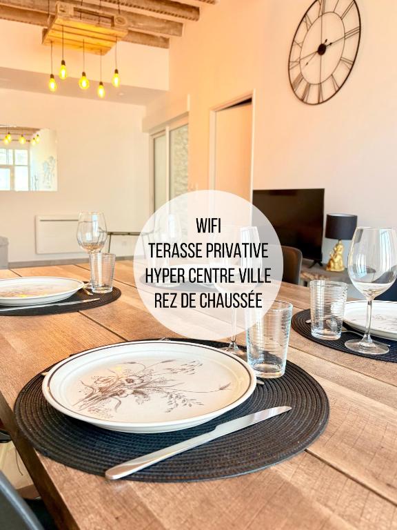 a dining room table with a sign that reads wifi transfer primitivevelt centre village at Loft avec terrasse au pied du château in Amboise