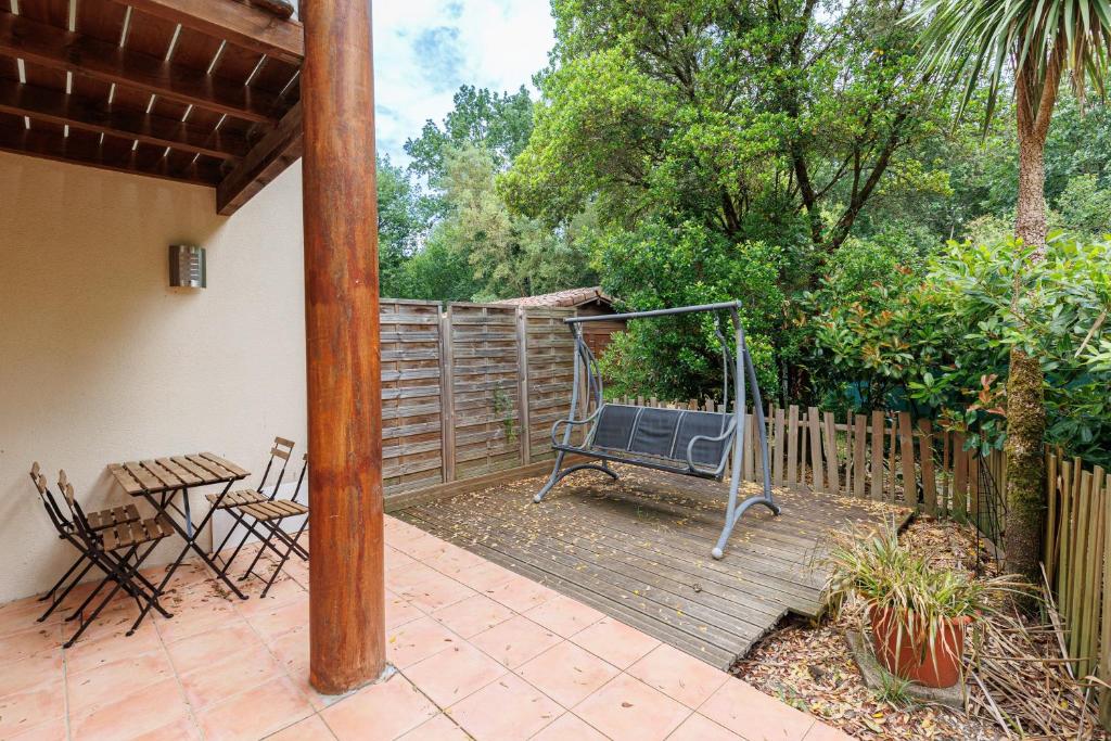 a patio with a bench and a table and chairs at Villa Léonidas - Conciergerieland in Léon