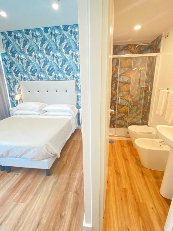 a bedroom with a bed and a bathroom at Hotel Europeo Napoli in Naples