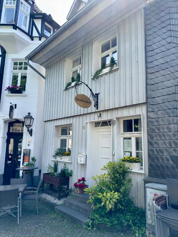 a white house with a white door and windows at Im Dörnchen in Mettmann