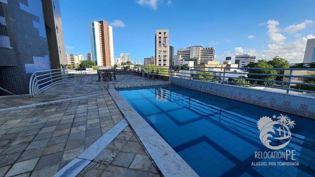 a swimming pool on the roof of a building at Flat no Condomínio Metrópolis - Ilha do Leite in Recife
