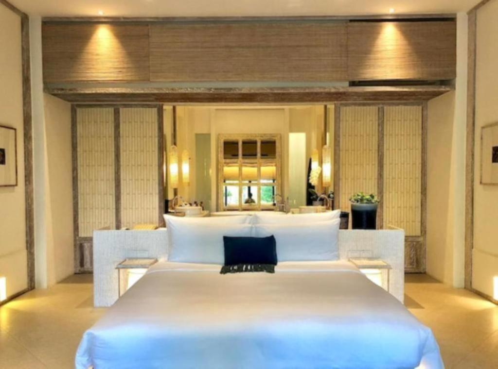 ein Schlafzimmer mit einem großen weißen Bett in einem Zimmer in der Unterkunft Hotel Seven Inn Pride Near IGI Delhi Airport in Neu-Delhi