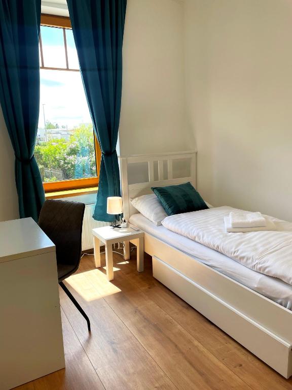 een kleine slaapkamer met een bed en een raam bij Xerio Motel in Horn