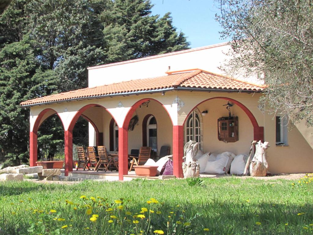 een huis met een patio en een tuin met bloemen bij Terreno Ro-Bi-Li Ferienwohnung in Cutrofiano