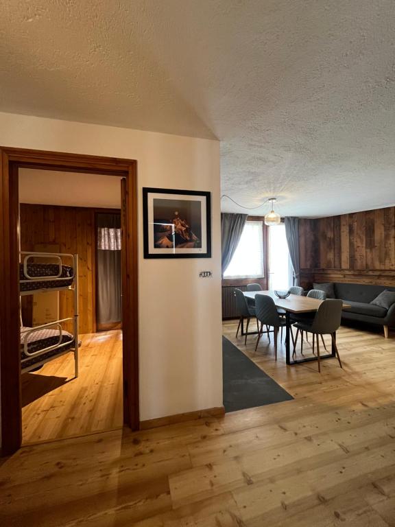 a living room with a table and a dining room at Chalet Blanc le Refuge in Courmayeur