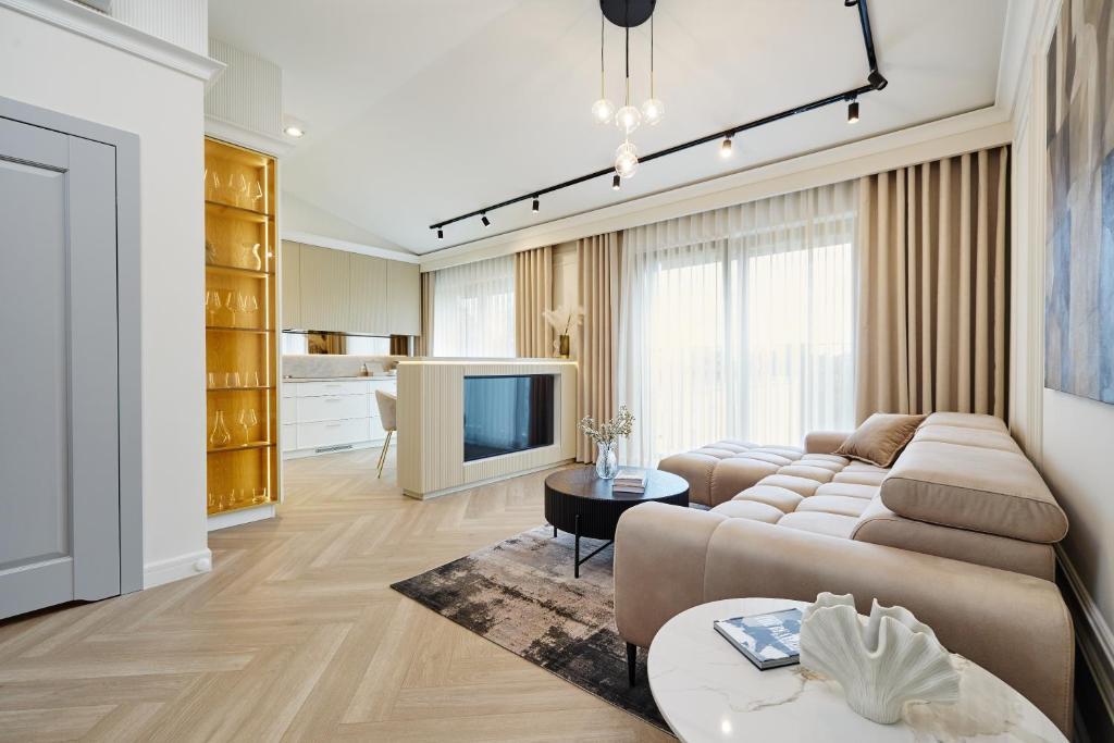 a living room with a couch and a television at Apartamenty Topollino in Częstochowa