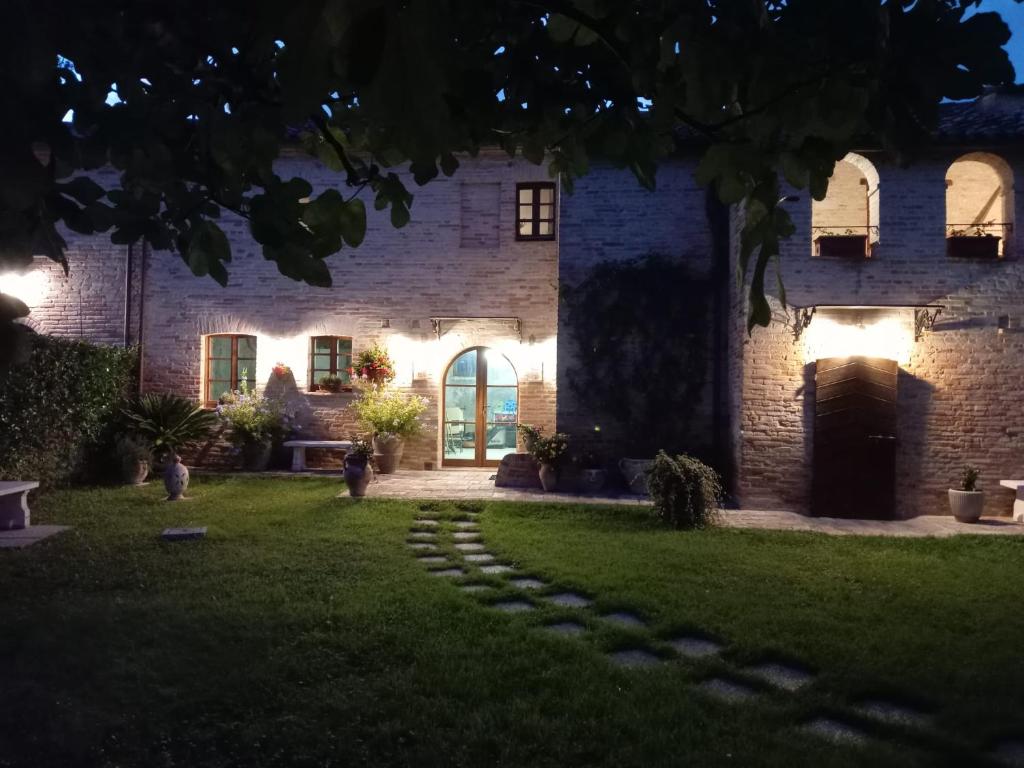 a house at night with lights on the lawn at La casa di Mariasole in SantʼElpidio a Mare