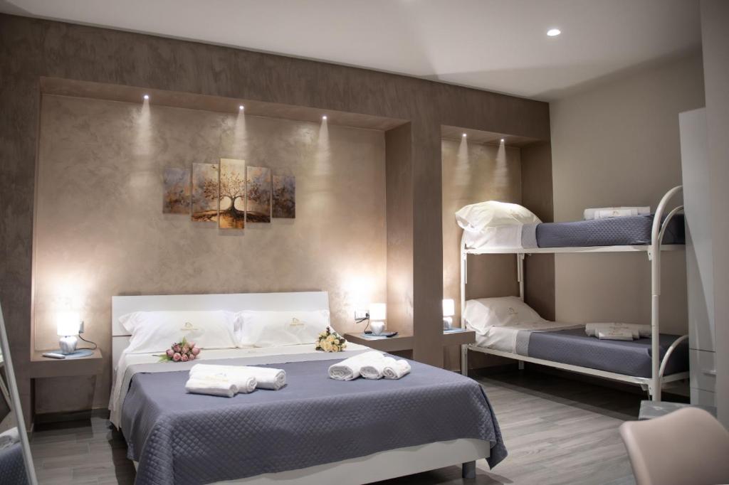 a bedroom with two bunk beds and towels on a bed at Il Vicolo al Centro in Raffadali