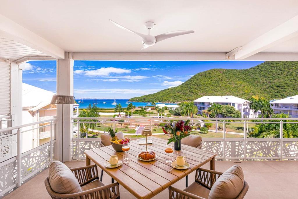 a dining room with a view of the ocean at Suite prestige Karibean Paradise devant la plage in Anse Marcel 