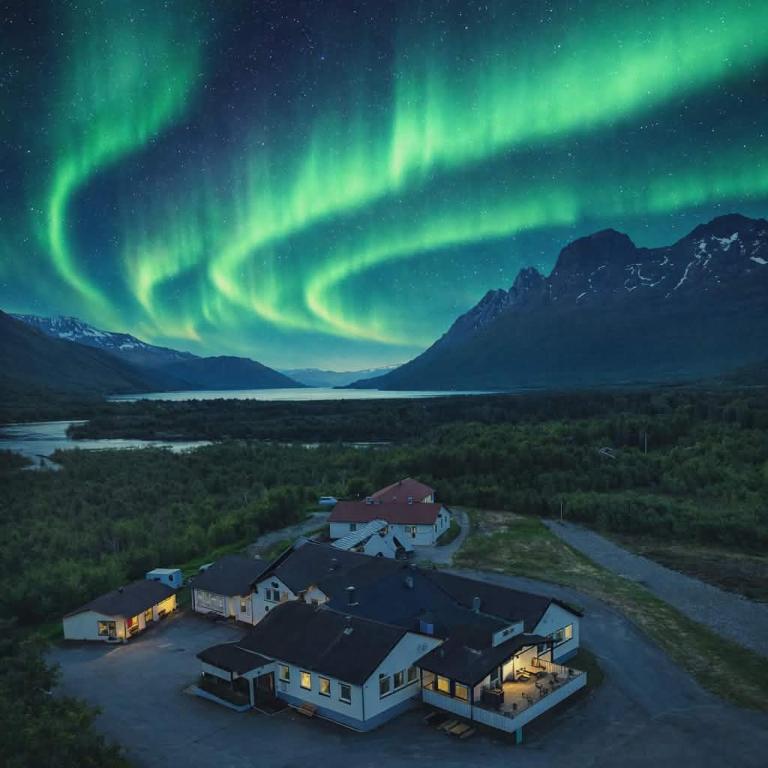 an image of the aurora borealis over a lodge at Polar Hotel Oteren in Oteren