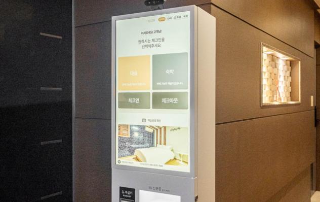 a display screen in a room next to a dresser at 호텔 휴 in Pup'yŏng-yŏk