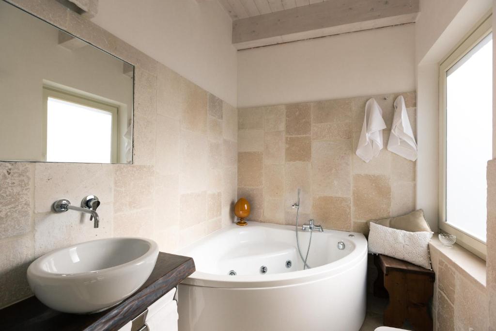 Koupelna v ubytování Masseria Agrituristica Lama San Giorgio