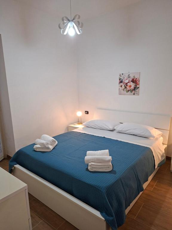 a bedroom with a bed with towels on it at Don Pedro Home in Naples