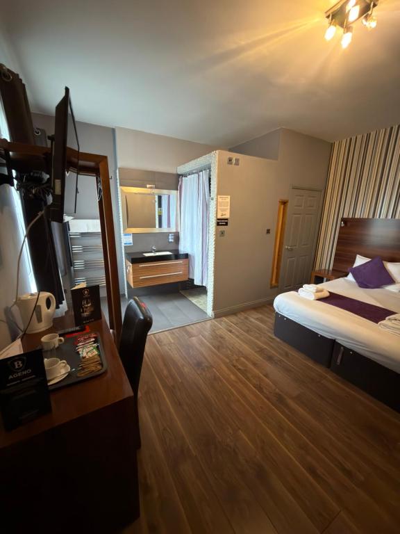 Bennetts Hotel - 