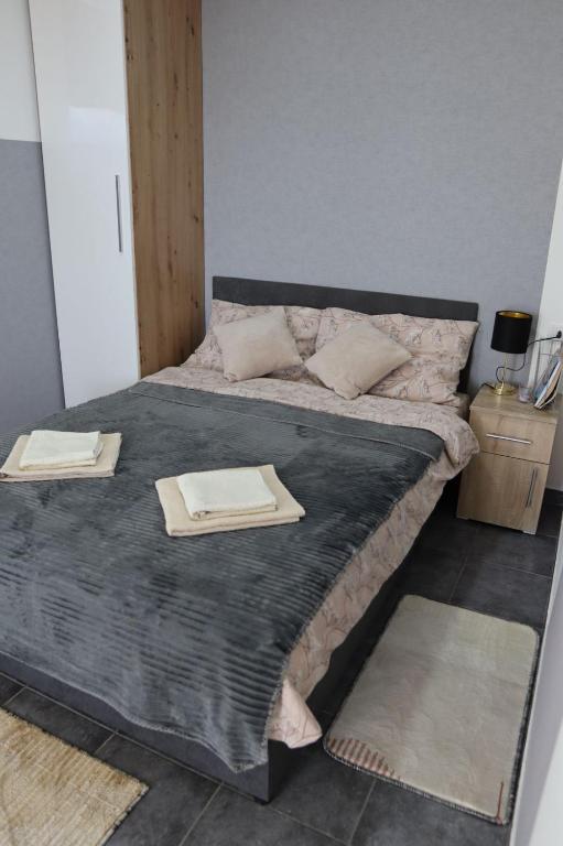 a large bed with two napkins on top of it at Studio Apartman Treće Nebo in TrÅ¡iÄ‡