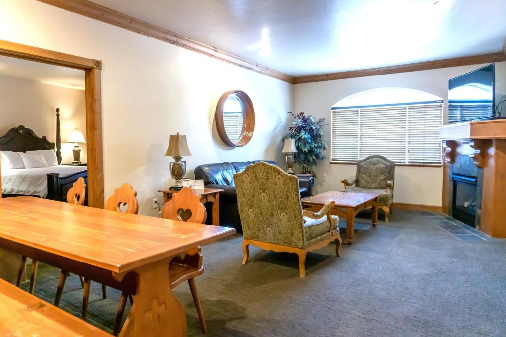 a living room with a table and chairs and a bed at Villa 1041 - 3 Bed 3 Bath Full Kitchen villa in Midway