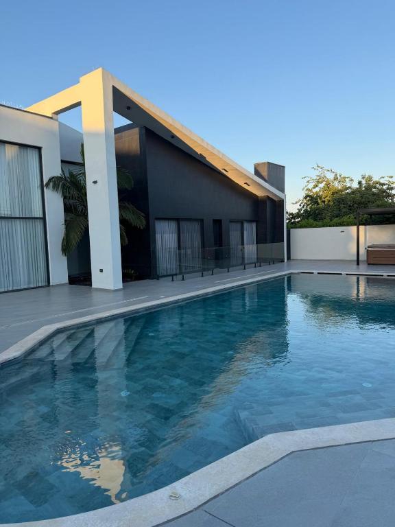 a swimming pool in front of a building at Ville delle luci in Tefahot
