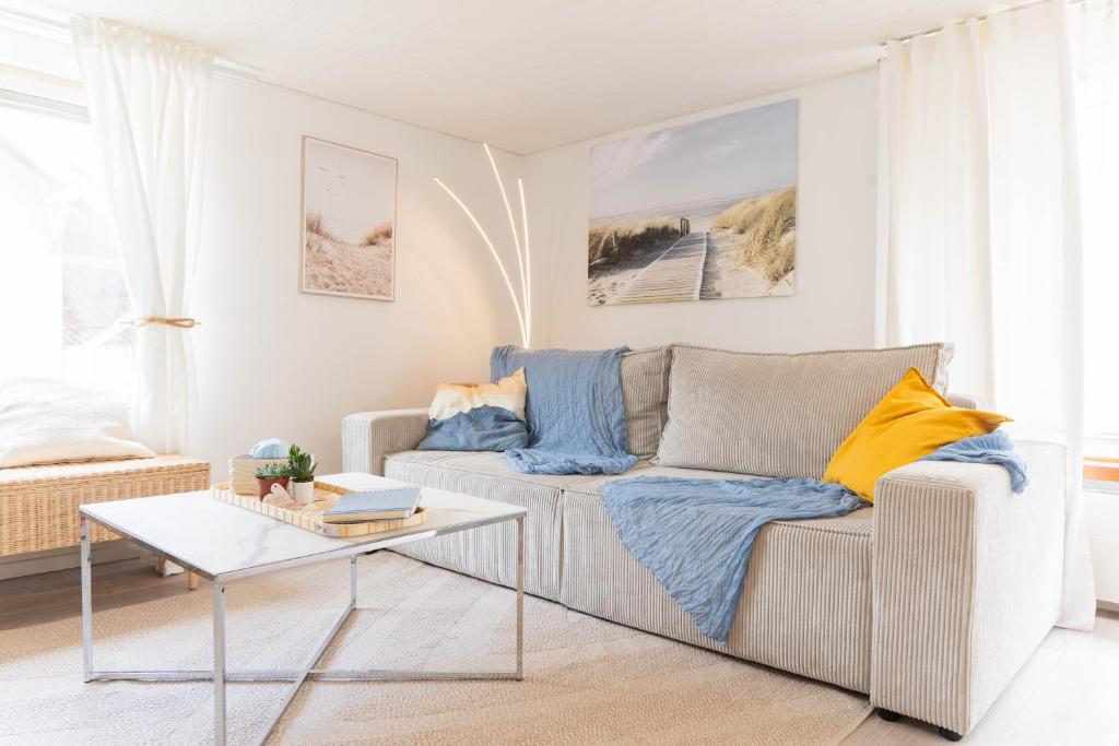 Beyond Cozy, Coastal Design, Balkon & Parkplatz
