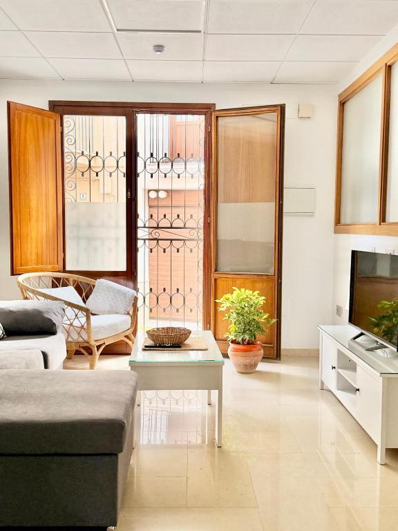 a living room with a couch and a tv at Casa Placeta Serna in Vélez-Rubio