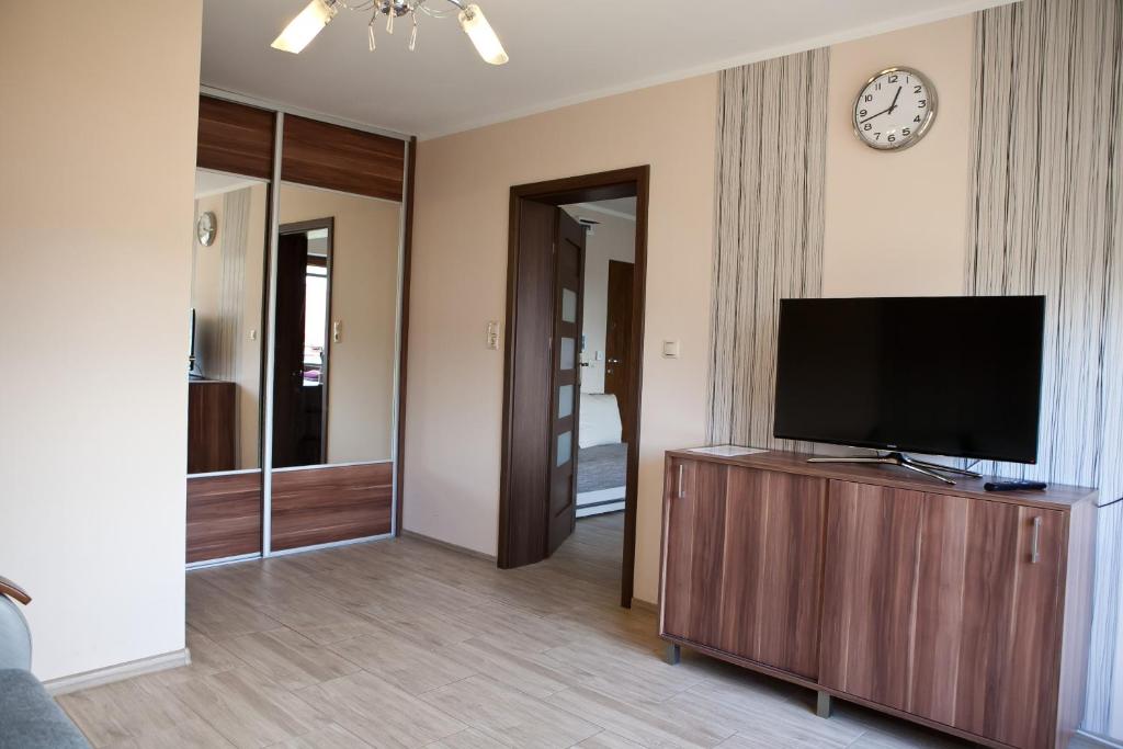 Televízia a/alebo spoločenská miestnosť v ubytovaní Apartamenty by Hanna