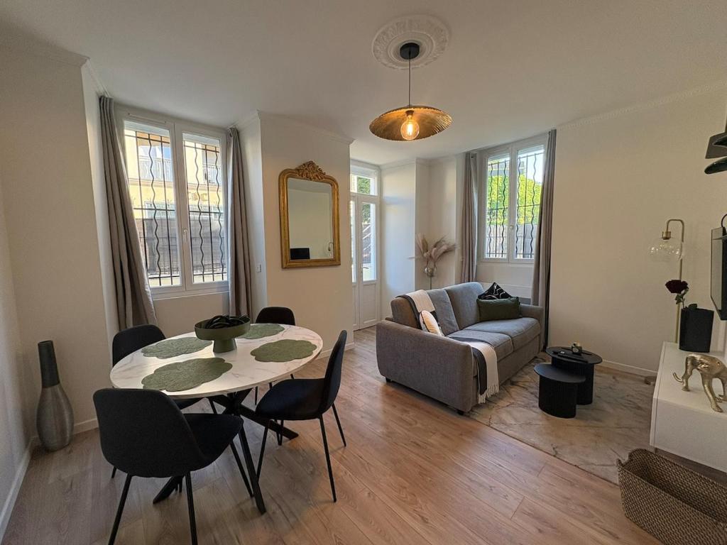 a living room with a table and a couch at Le Jaurès in Brie-Comte-Robert