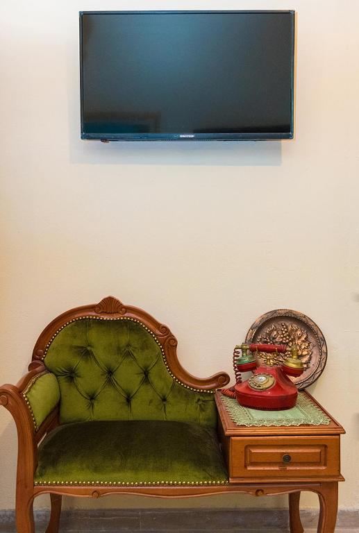 TV a/nebo společenská místnost v ubytování Villa Feakia