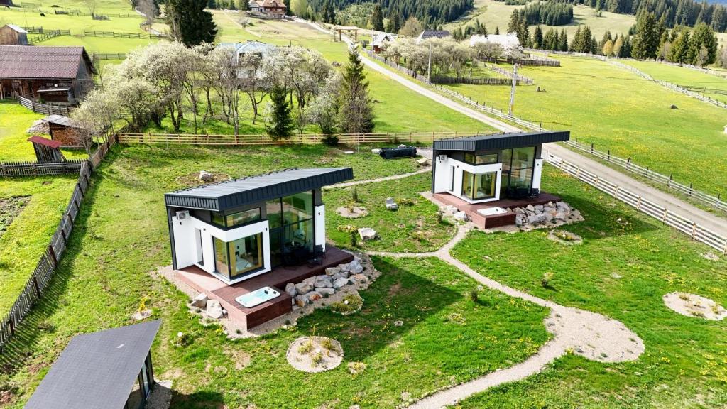 an overhead view of a house on a green field at La Cuiburi in Sărişor